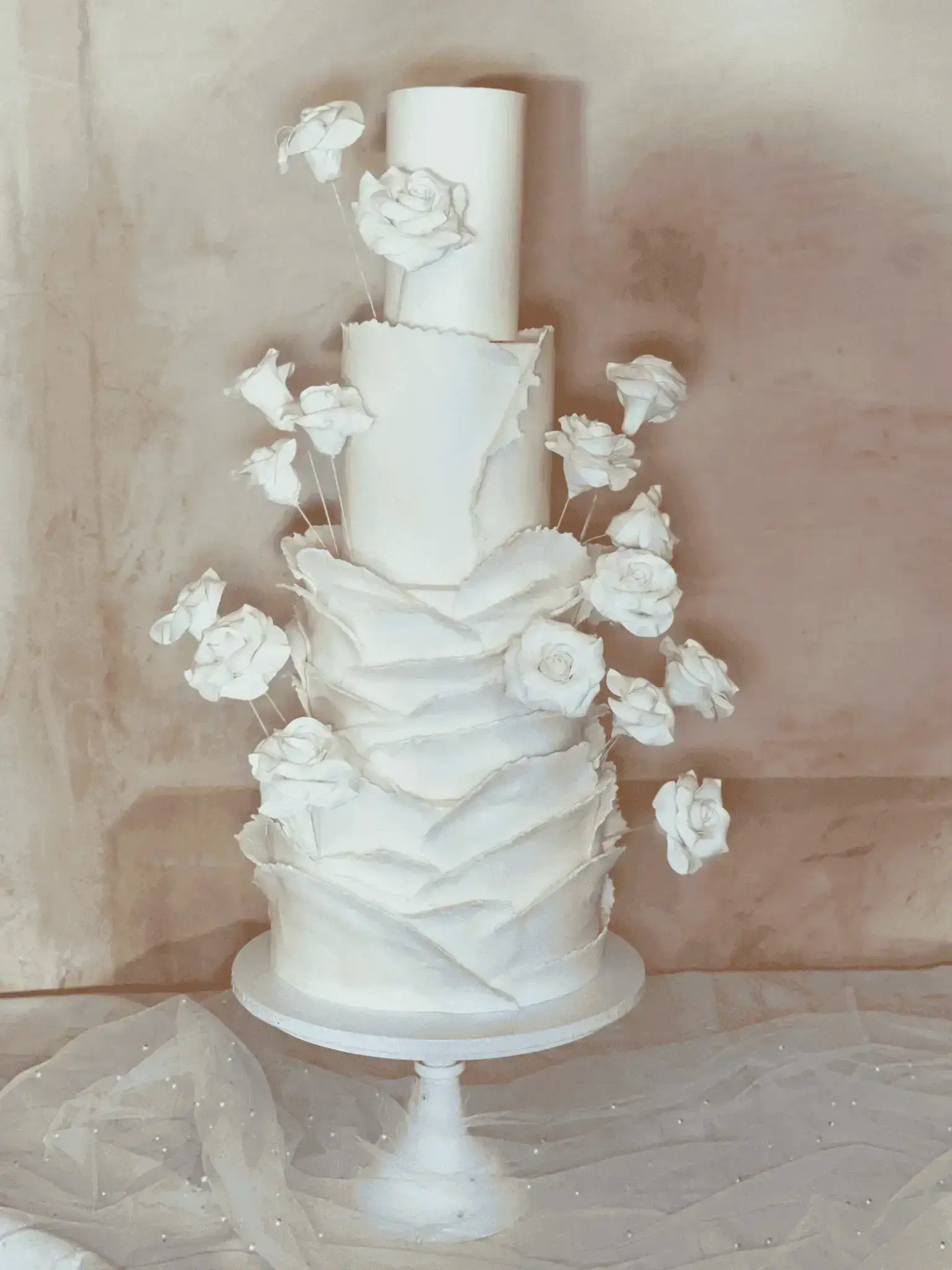Modern minimalist wedding cake in Nottinghamshire